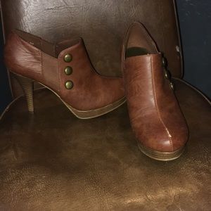 Brown leather heels with gold three decals.